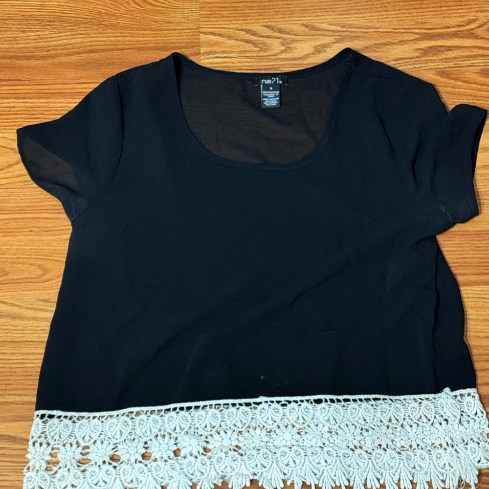 ⚠️Rue21 Black Lace Hem Top⚠️